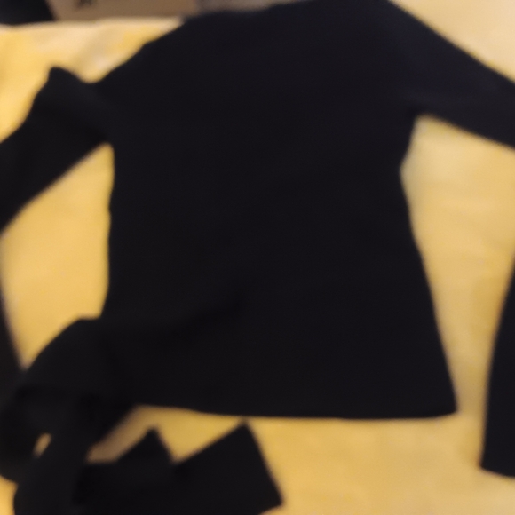 Women's size medium,  Intempo  black sweater - Picture 3 of 3